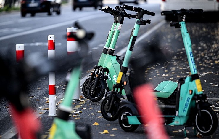 Ein Stellplatz mit Elektrischen Tretrollern, die auch E-Scooter oder E-Tretroller genannt werden. - © Britta Pedersen/dpa