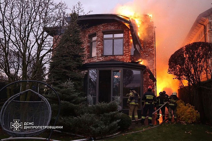 Brennendes Haus in Dnipro. - © -/Ukrainian Emergency Service via AP/dpa