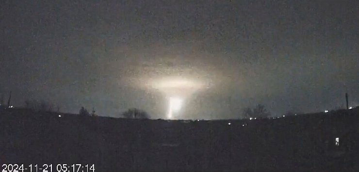 Dnipro während des russischen Angriffs. - © -/Ukrainian Emergency Service via AP/dpa