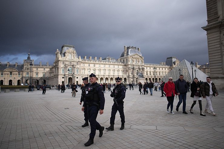 Die zwei weiteren Beteiligten des Einbruchs in den Louvre konnten noch nicht gefasst werden (Archivbild). - © Christophe Ena/AP/dpa