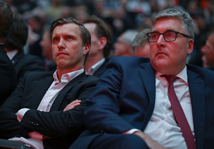 Krösche und Hellmann verantworten den Eintracht-Erfolg. - © Arne Dedert/dpa