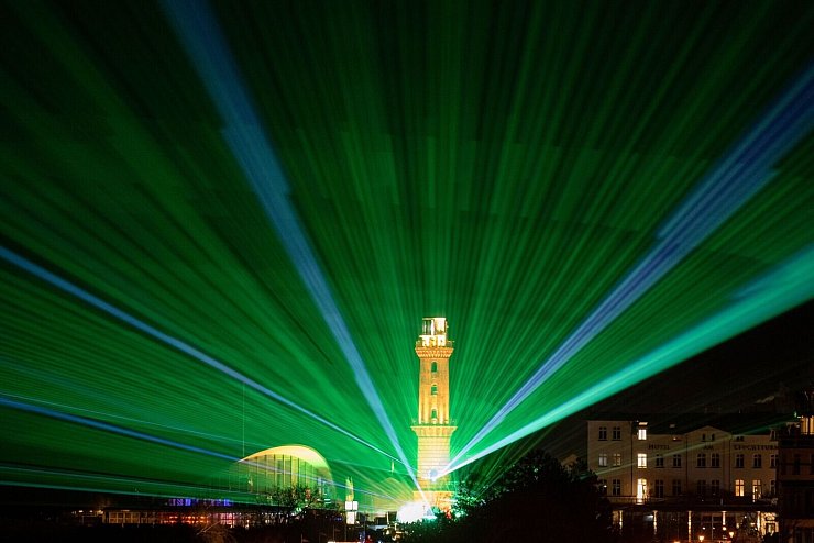 Feuerwerk und eine bunte Lasershow gibt es zum 25. Warnemünder Turmleuchten am Leuchtturm von Warnemünde. - © Stefan Sauer/dpa