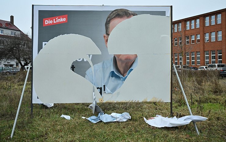 Beschädigte Wahlplakete - hier ein Plakat der Partei die Linke mit dem Porträt von Bodo Ramelow in Erfurt - sieht man in diesem Bundestagswahlkampf häufig. - © Martin Schutt/dpa