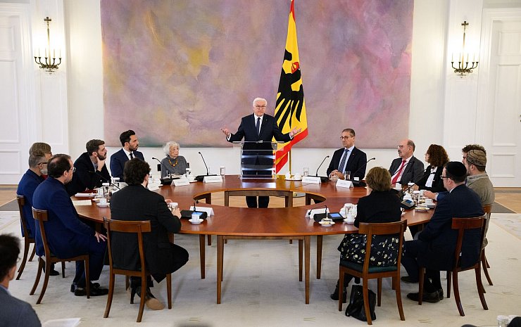 Im November 2023 lud Bundespräsident Frank-Walter Steinmeier zu einer Diskussion mit dem Titel «Krieg in Nahost: Für ein friedliches Zusammenleben in Deutschland!» ins Schloss Bellevue. Teilnehmer waren Menschen, die in der täglichen Arbeit für ein friedliches Zusammenleben ohne Antisemitismus und Muslimfeindlichkeit eintreten. - © Bernd von Jutrczenka/dpa
