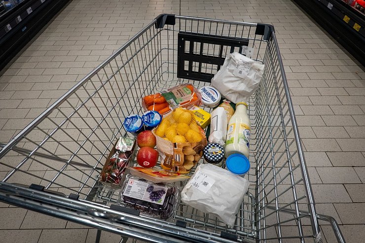 Obwohl die Inflationsrate zuletzt moderater ausfiel, ist die allgemeine Preisentwicklung eine der größten Sorgen der Menschen. - © Soeren Stache/dpa