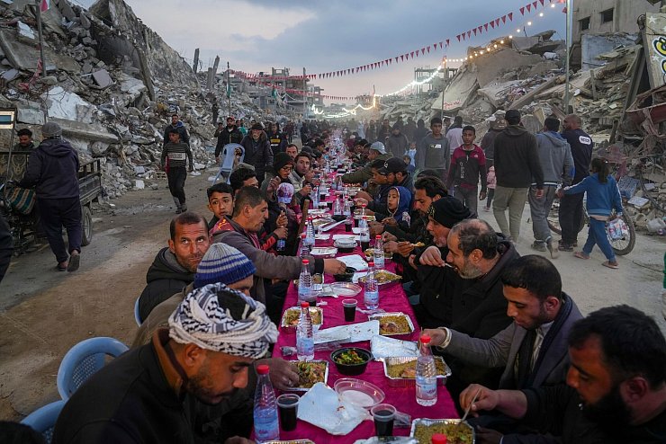 Trotz der Zerstörungen versuchen viele Menschen in Gaza, den muslimischen Fastenmonat Ramadan einigermaßen würdig zu feiern. - © Abdel Kareem Hana/AP/dpa