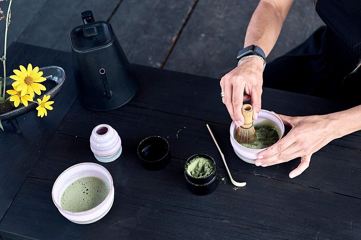 Das Matcha-Pulver wird mit Wasser und einem Besen schaumig geschlagen. - © Michael Ukas/dpa