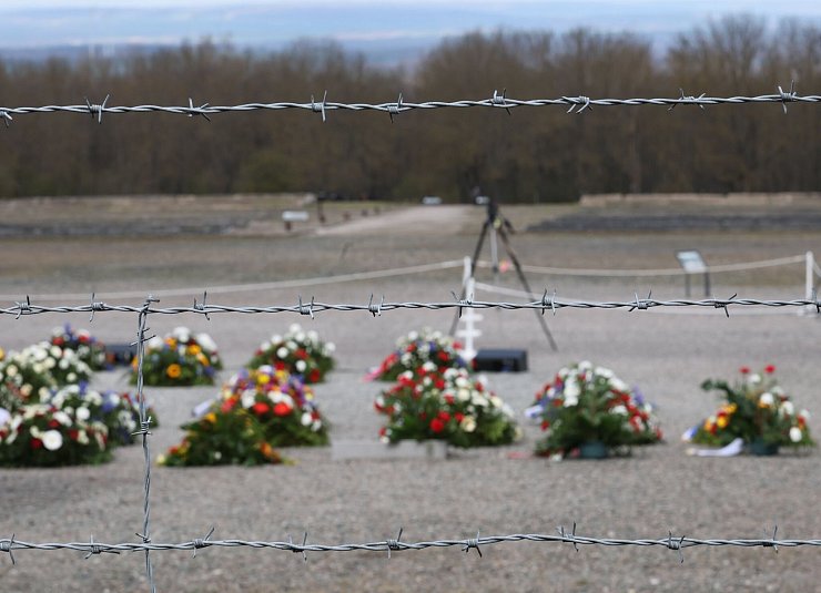 Das KZ Buchenwald gilt als Synonyme für die schrecklichen Verbrechen der Nationalsozialisten. - © Bodo Schackow/dpa