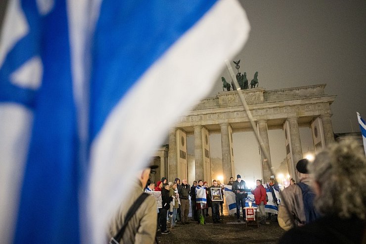Menschen erinnern am Brandenburger Tor an die Opfer des 7. Oktober. - © Sebastian Christoph Gollnow/dpa