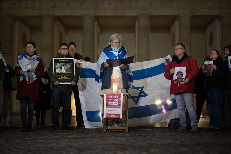 Vorgelesen wurden die Namen der Opfer des Terrorangriffs. - © Sebastian Gollnow/dpa