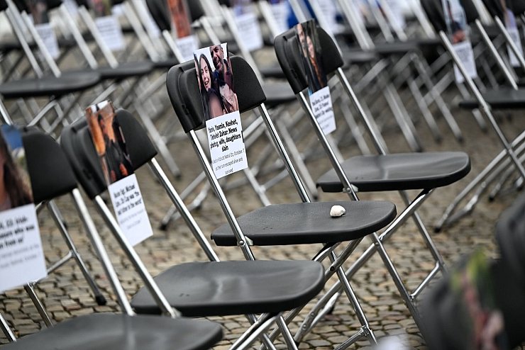 Rund 1.100 Stühle wurden vor Wahrzeichen aufgestellt. - © Lilli Förter/dpa