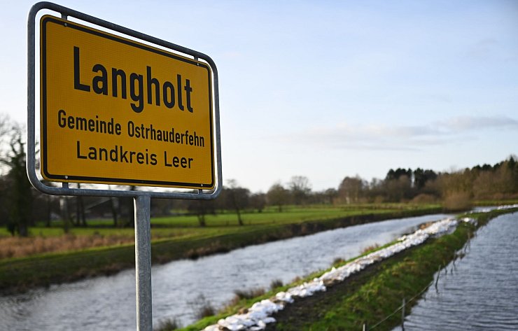 Sandsäcke ligen am Fluss Burlage-Langholter Tief, einem Nebenfluss der Leda. Dort hat sich die Lage momentan etwas entspannt. - © Lars Penning/dpa