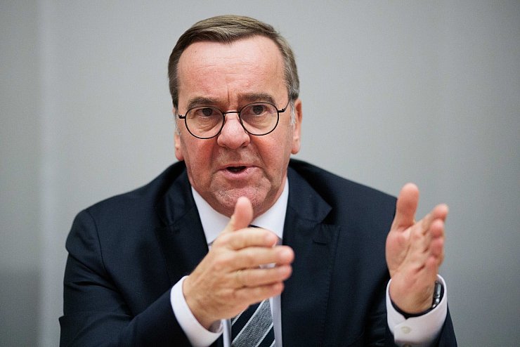 Der Verteidigungsminister will mehr Geld. - © Carsten Koall/dpa