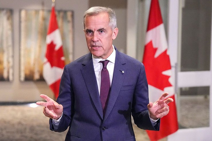Kanadas Premierminister Mark Carney war als Überraschungsgast auf der Bühne. - © Chris Young/The Canadian Press via AP/dpa