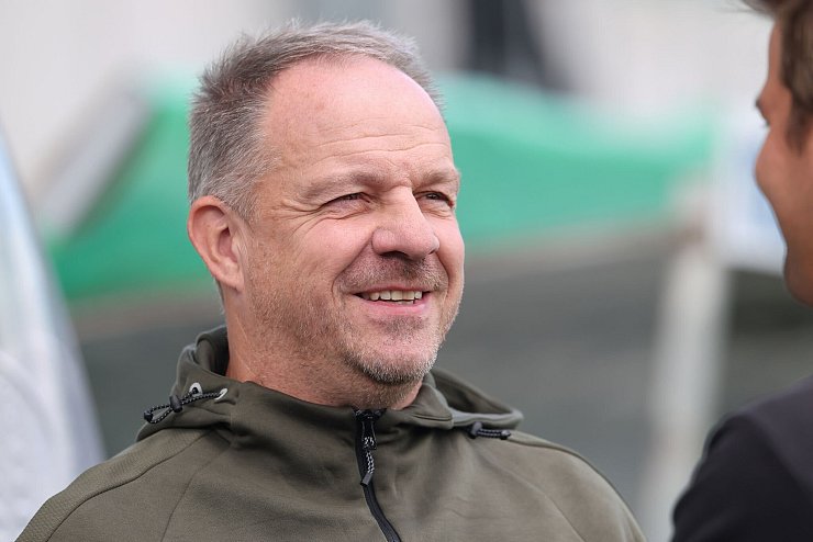 Sein Team tat sich schwer: Fürths Trainer Alexander Zorniger. - © Daniel Löb/dpa