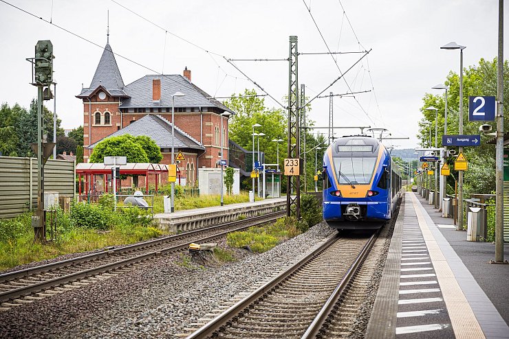 Die Ermittlungen zum Geschehen am Bahnhof Friedland dauern an. - © Moritz Frankenberg/dpa