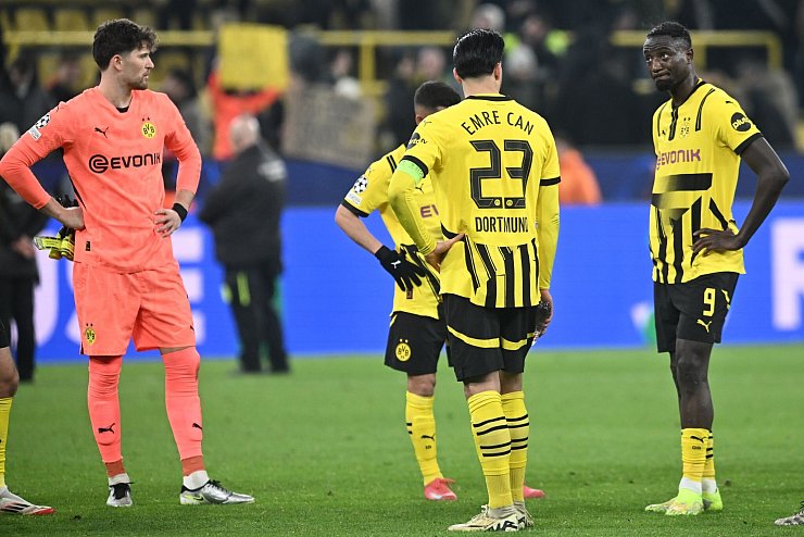 Ratlose Profis: Der BVB bricht wieder einmal nach der Pause ein. - © Bernd Thissen/dpa