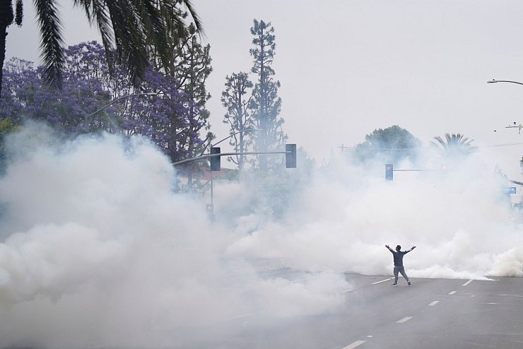 Die Sicherheitskräfte setzten unter anderem Tränengas ein, um Demonstranten zurückzudrängen. - © Eric Thayer/AP/dpa