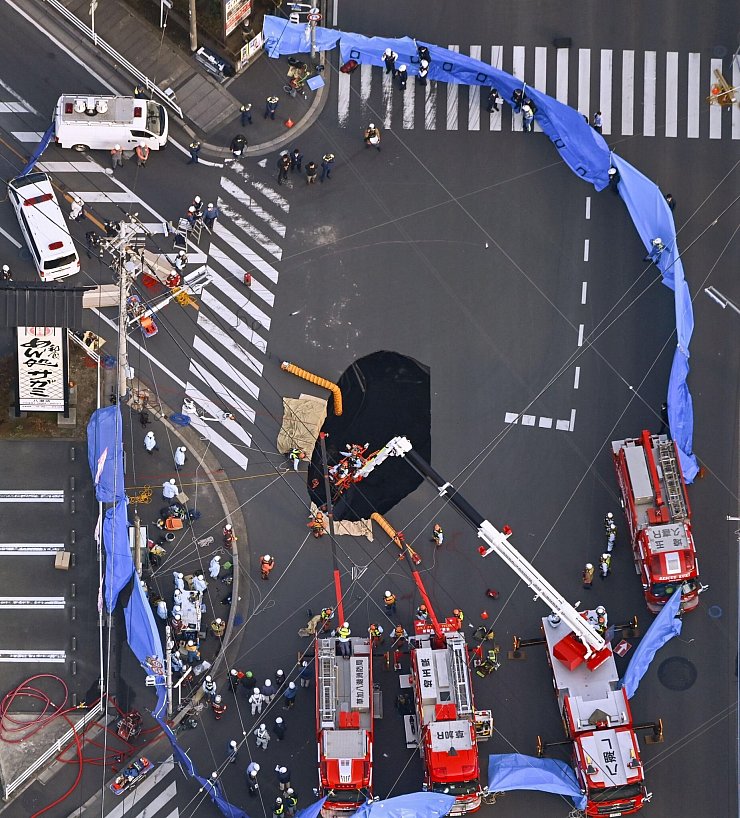 Rettungskräfte holten einen Mann aus diesem Erdloch in Japan. - © -/kyodo/dpa