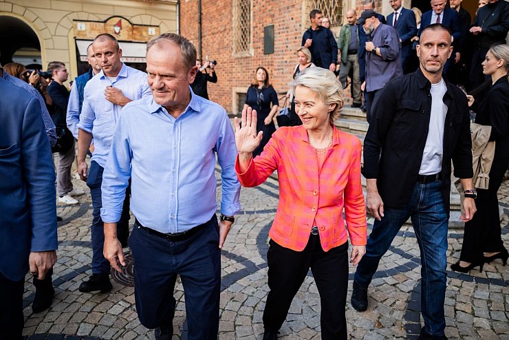 Ursula von der Leyen (CDU), Präsidentin der Europäischen Kommission, und Donald Tusk, Ministerpräsident von Polen, verlassen nach einem Pressestatement das Rathaus von Breslau. - © Christoph Soeder/dpa-ENR-Pool/dpa