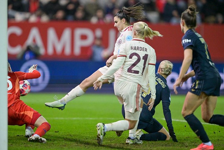 Ein Schuss, ein Tor, die Bayern: Jovana Damnjanovic (M) erzielt das 1:0. - © Peter Kneffel/dpa