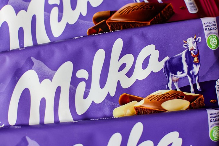 In vielen Geschäften kostet eine Tafel Milka nicht mehr 1,49 Euro, sondern 1,99 Euro. - © Jan Woitas/dpa