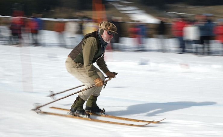 Oberwiesenthaler Nostalgie-Skirennen: Ein Teilnehmer des Oberwiesenthaler Nostalgie-Skirennens fährt den Hang hinab. - © Sebastian Willnow/dpa
