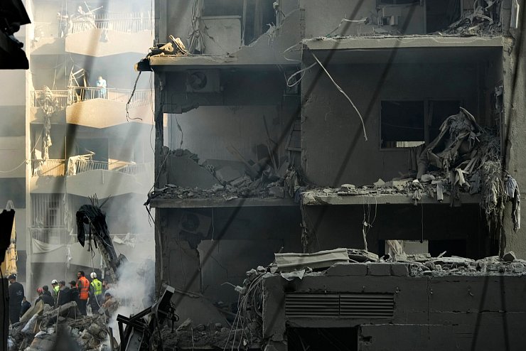 Die israelische Armee führt nach eigenen Angaben im Libanon Krieg gegen die Hisbollah-Miliz. - © Hassan Ammar/AP