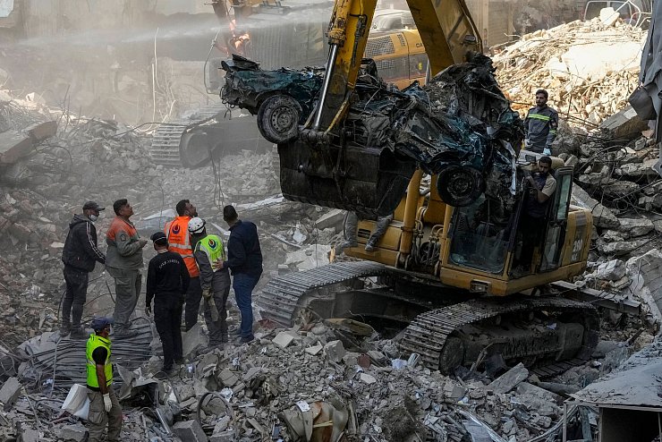 Nach offiziellen Angaben kamen mindestens elf Menschen ums Leben. - © Hassan Ammar/AP