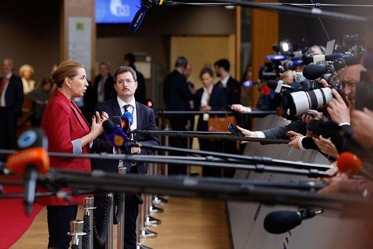 Die dänische Ministerpräsidentin Mette Frederiksen konnte beim EU-Gipfel den Durchbruch bei den Verhandlungen feiern. Ihr Land hat derzeit die EU-Ratspräsidentschaft inne. - © Geert Vanden Wijngaert/AP/dpa