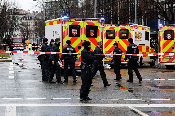 Der Vorfall gegen 10.30 Uhr löste einen Großeinsatz aus. - © Matthias Balk/dpa