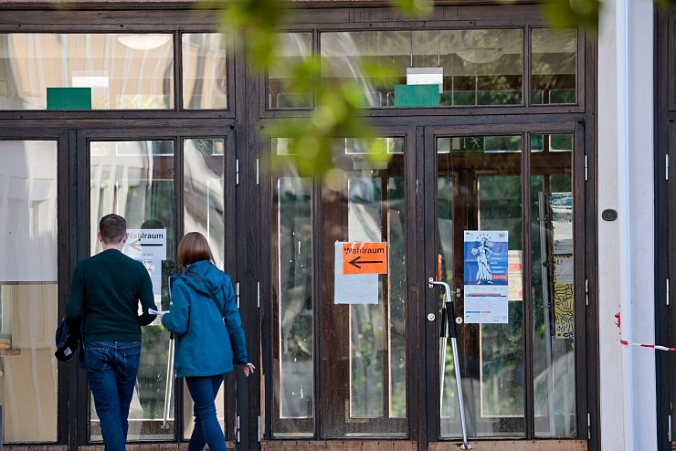 Vor allem in größeren Städten haben viele Menschen ihre Stimmen bereits per Briefwahl abgegeben. - © Thomas Banneyer/dpa