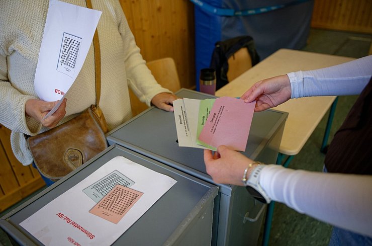 Stimmen können bis 18.00 Uhr abgegeben werden. - © Henning Kaiser/dpa