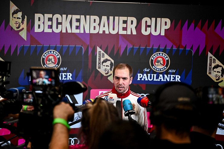Philipp Lahm freute sich als Coach der Bayern-Legenden über viel Jubel in der Halle. - © Harry Langer/dpa