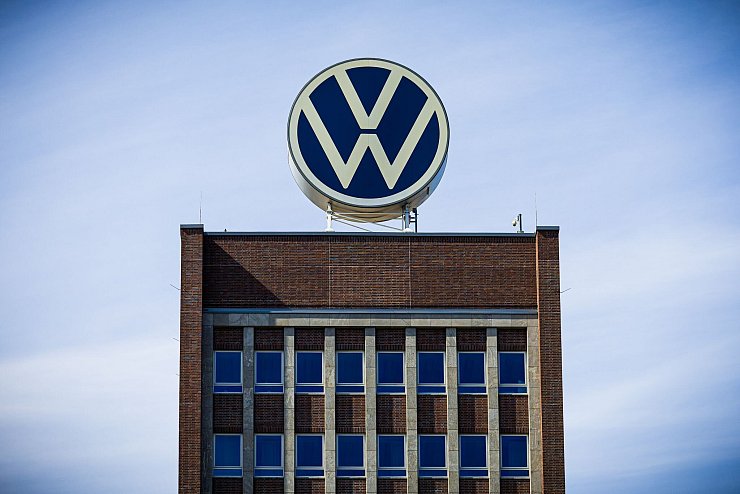 Bei Volkswagen betrug der Umsatz im vergangenen Jahr 324,7 Milliarden Euro. (Archivfoto) - © Moritz Frankenberg/dpa