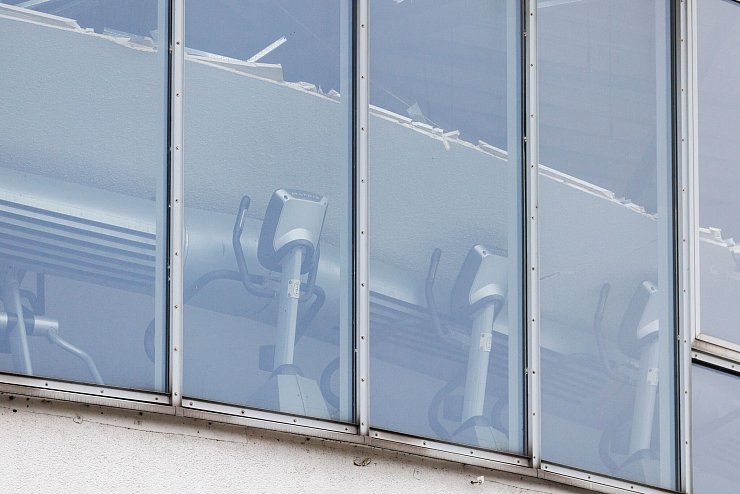 Eine herabgestürzte Zwischendecke hat in einem Fitnessstudio in Recklinghausen zu einem Feuerwehreinsatz geführt. - © Christoph Reichwein/dpa