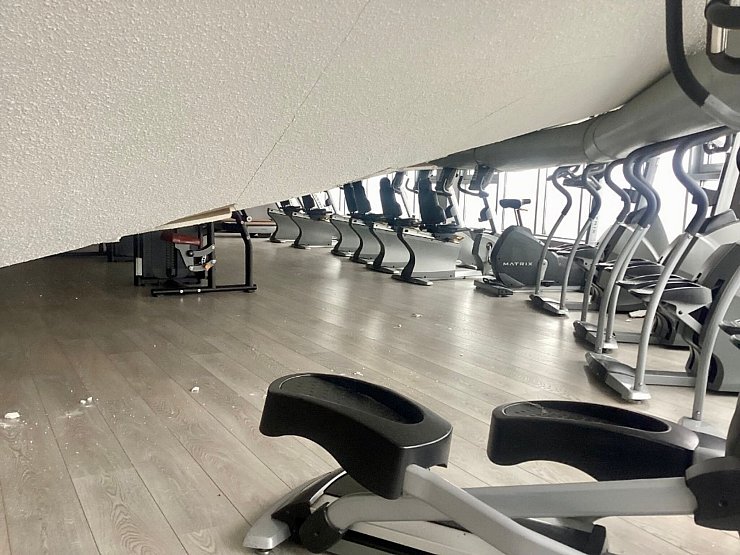 In einem Fitnessstudio in Recklinghausen ist eine Zwischendecke herabgestürzt. - © -/Feuerwehr Recklinghausen/dpa