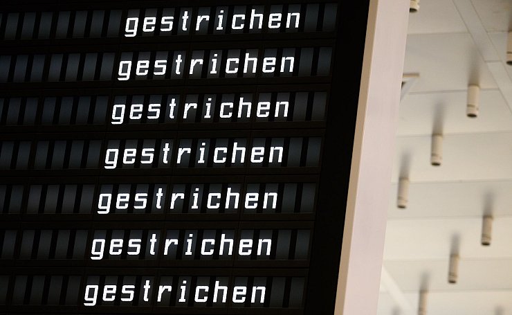 Zahlreiche Flüge wurden gestrichen. - © Julian Stratenschulte/dpa