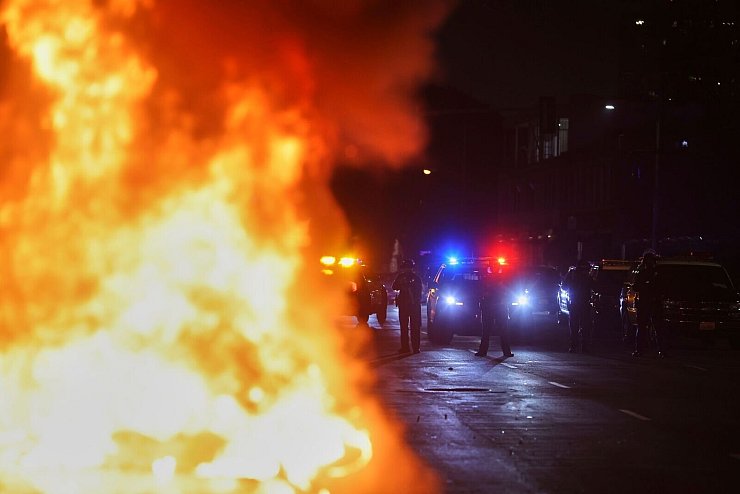 Bei den Protesten in Los Angeles wurden auch Autos angezündet. Eher eine Ausnahme, doch das sorgt für Aufsehen. - © Ethan Swope/FR171736 AP/dpa