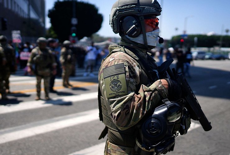 Die Nationalgarde soll die Einwanderungsbehörde ICE schützen, die Trumps beispiellose Massenabschiebungen durchführen soll. - © Eric Thayer/AP/dpa