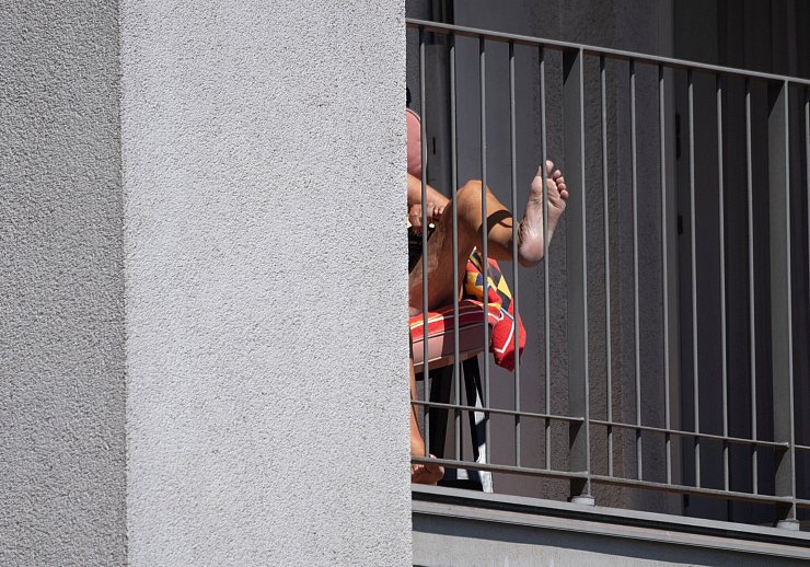 Ob mit oder ohne Kleidung: Sonnenbaden auf dem eigenen Balkon ist grundsätzlich erlaubt. Nur sexuelle Handlungen überschreiten die Grenzen. - © Boris Roessler/dpa/dpa-tmn