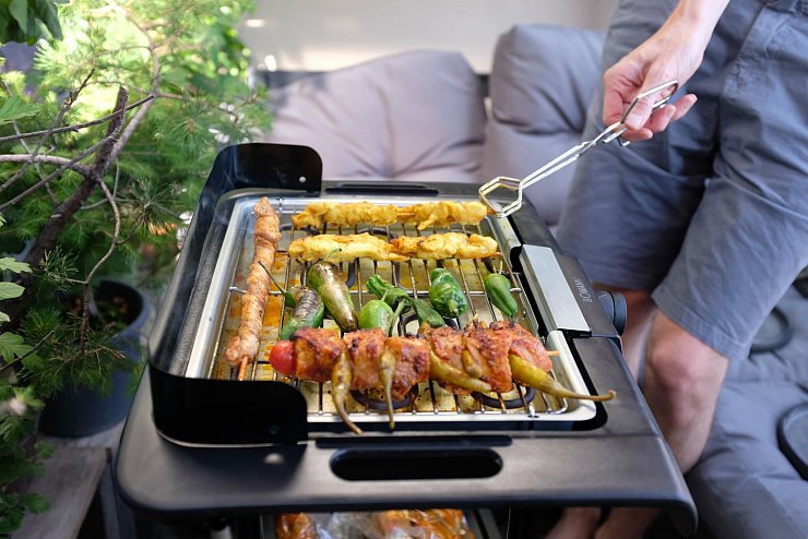 Wie oft ist das zu tolerieren? Wenn\'s ums Grillen auf dem Balkon oder im Garten geht, kommen Gerichte zu unterschiedlichen Ergebnissen. - © Laura Ludwig/dpa-tmn