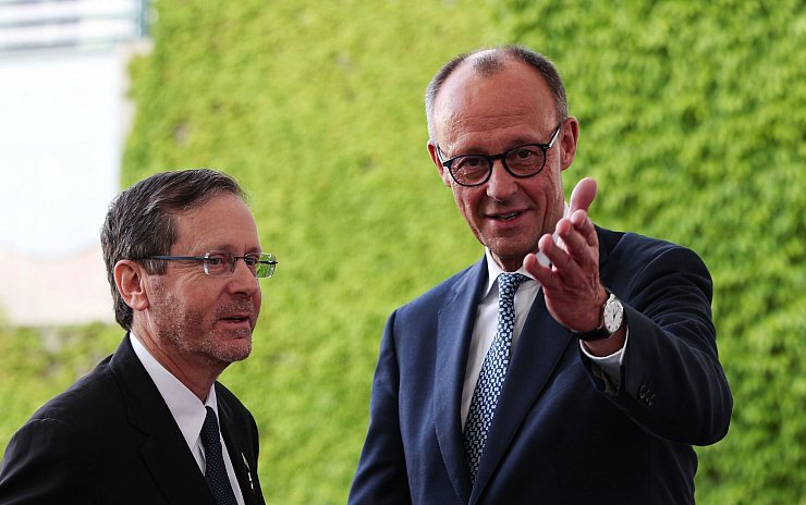 Israels Präsident Herzog schaut auch beim neuen Kanzler Merz vorbei. - © Hannes P. Albert/dpa