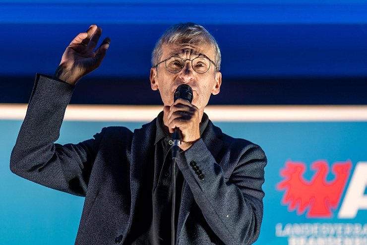 AfD-Spitzenkandidat Hans-Christoph Berndt tritt beim offiziellen Wahlkampfabschluss seiner Partei in Cottbus auf. - © Frank Hammerschmidt/dpa