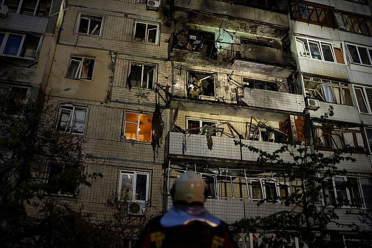 In der ukrainischen Hauptstadt gab es nach neue russischen Drohnenschlägen Verletze und Schäden an Gebäuden. - © Alex Babenko/AP/dpa