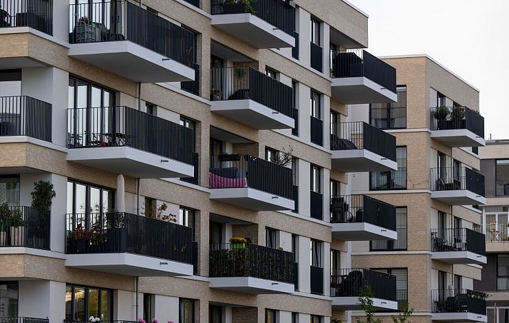 Banken vergeben wieder mehr Immobilienkredite an Verbraucher (Archivbild). - © Monika Skolimowska/Deutsche Presse-Agentur GmbH/dpa