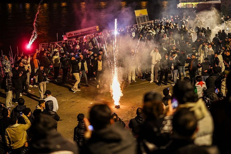Silvester in Düsseldorf: Männer zündeten in der Böllerverbotszone in der Altstadt Feuerwerk. - © Christoph Reichwein/dpa