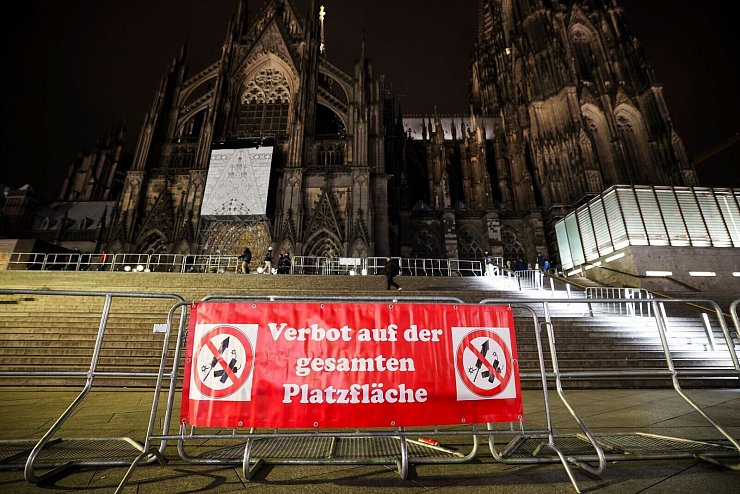 Rund um den Kölner Dom hatte die Polizei eine Böllerverbotszone eingerichtet. - © Christoph Reichwein/dpa