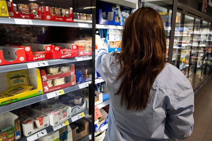 Beim täglichen Einkauf bekommen Verbraucherinnen und Verbraucher die Inflation zu spüren. (Symbolbild) - © Philip Dulian/dpa