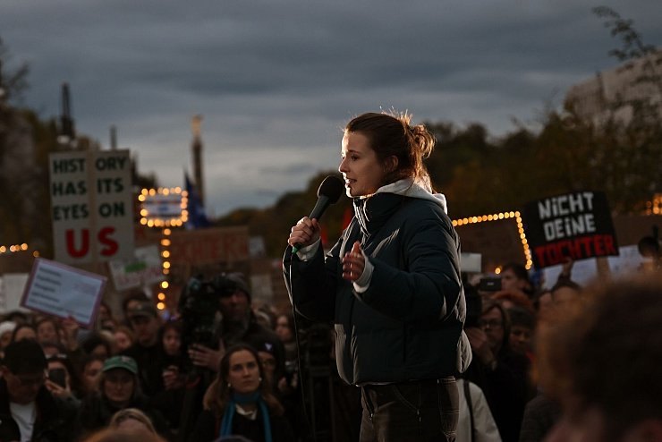 Luisa Neubauer kritisiert Merz für seine Äußerung. - © Lilli Förter/dpa